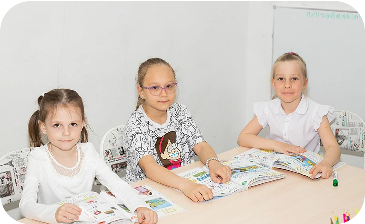 Дети улыбаються во время урока